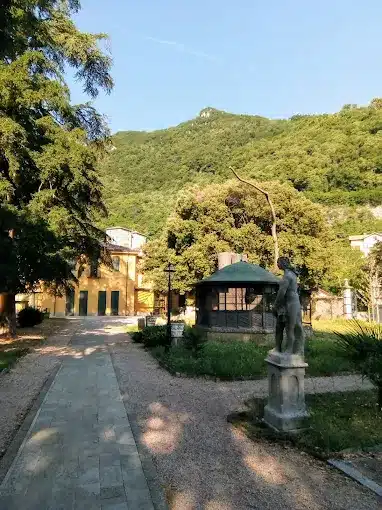 RSA Karol Wojtyla La RSA Karol Wojtyla è una residenza sanitaria assistenziale situata nel comune di Ponte Lambro, in provincia di Como. La struttura è progettata per offrire assistenza continuativa ad anziani